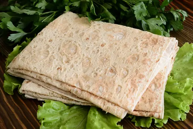 سبزیوں کے ساتھ Lavash پائی