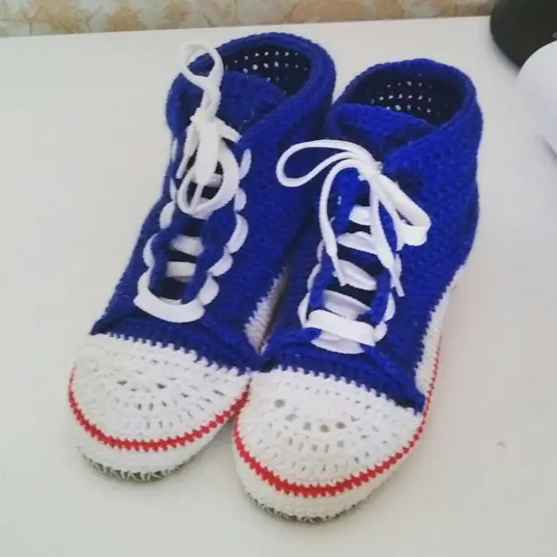 Fotos na solicitação avó tentada por sneakers de malha neto