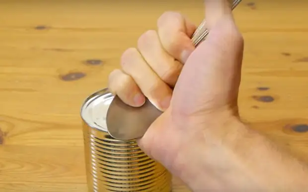 Πώς να ανοίξετε ένα δοχείο χωρίς μαχαίρι