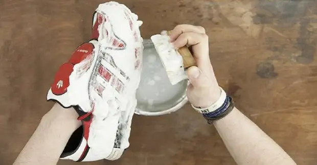 Como limpar zapatillas brancas