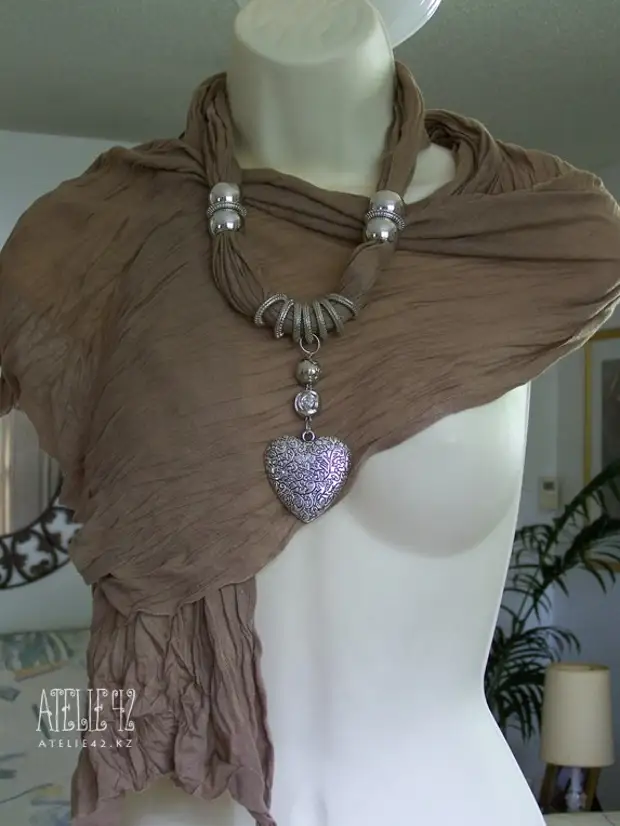 丝绸围巾项链的简单而美丽的主意。各种想法。