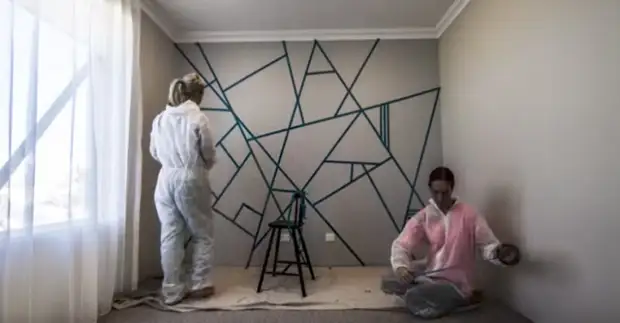 Want to beautifully decorate the empty wall in the room? These two women from Australia have come up with an easy way to do it