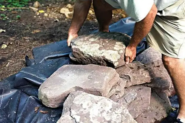 ढु stones ्गा बसिरहेको छ