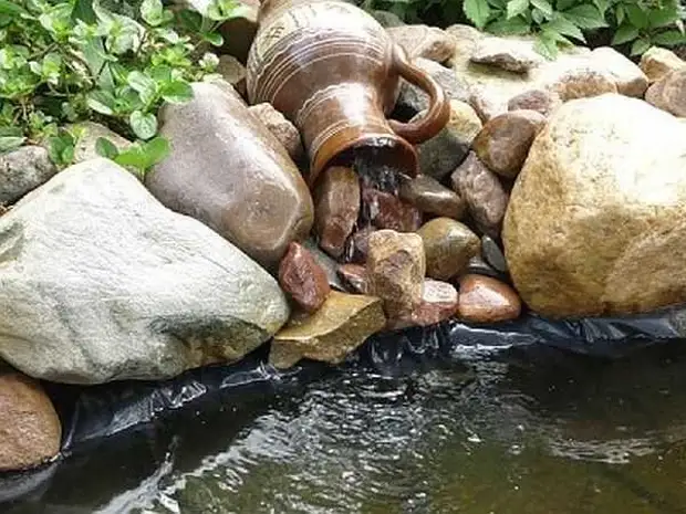 Een veel voorkomende gebeurtenis in het ontwerp van de waterval - het bestuur van de kom is niet bedekt met een steen en de film bederft een goed idee