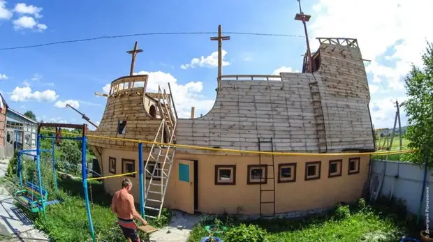 Un residente del pueblo se encuentra en la zona del país de Galeon Valery Kick, Galeon, Dacha, Do, The Village, Construction