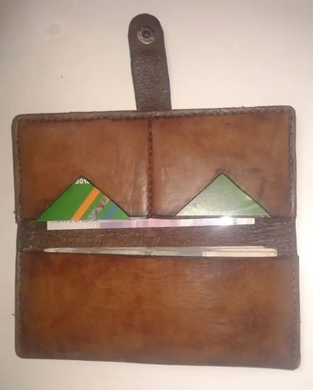 በእጅ የተሸፈነው Wallet.