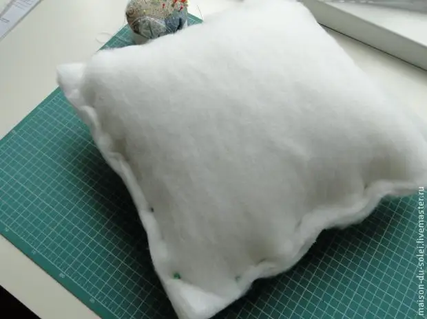 Pillow ta 'synthet board do it yourself