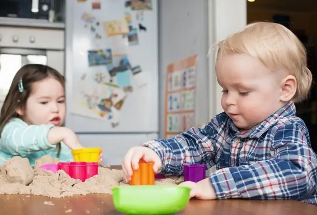 Wie man kinetischer Sand herstellt