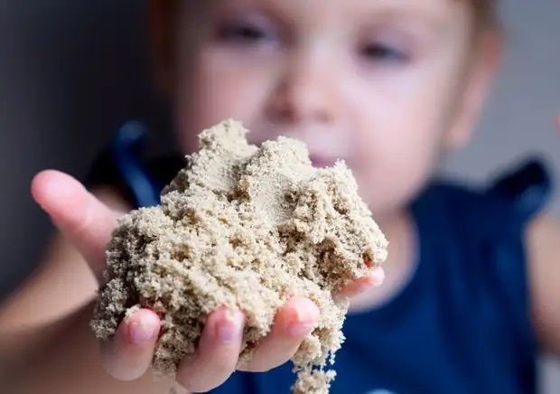 Wie man kinetischer Sand herstellt