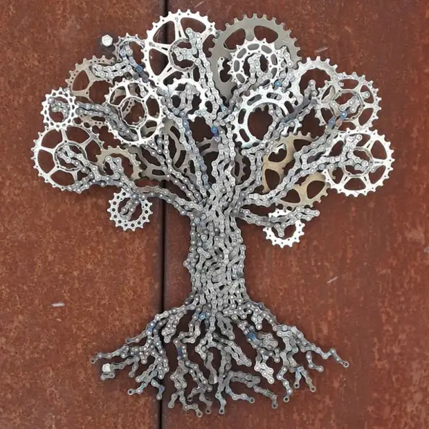 Metal sculptures mula sa lumang cycling chains.