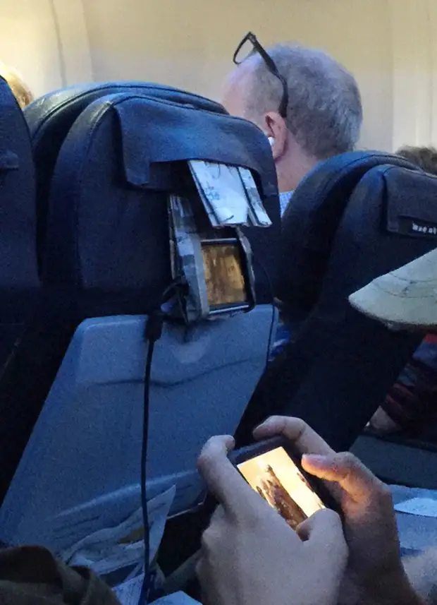 Tātad ar laikraksta vai higiēniskā iepakotāja palīdzību jūs varat stiprināt viedtālruni lidmašīnas krēsla aizmugurē, lai noskatītos, filma ar brīvām rokām ir nestandarta, oriģināls, problēmas, risinājumi