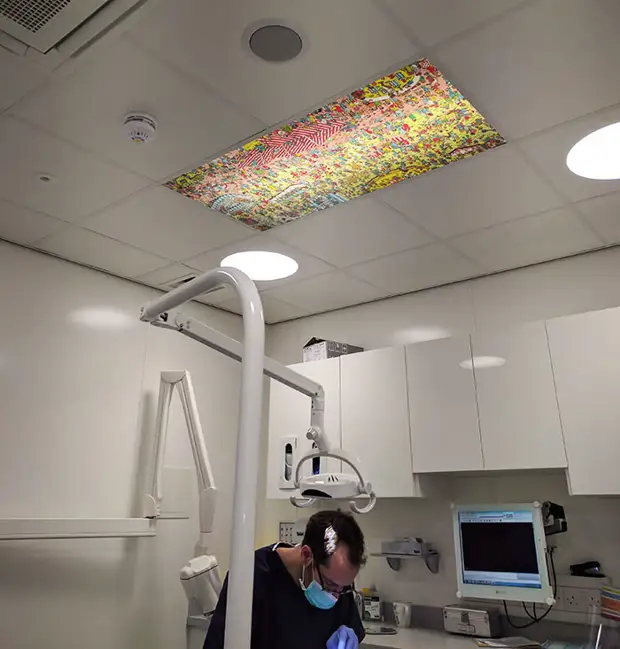 Krāsu vitrāžas logs uz griestiem zobārsta birojā - ķīla pacienta klusums, veicot nestandarta, oriģināls, problēmas, risinājumi