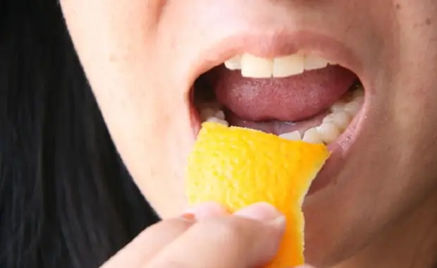 چگونه برای از بین بردن سنگ دندان و سفید کردن دندان ها در 4 دقیقه