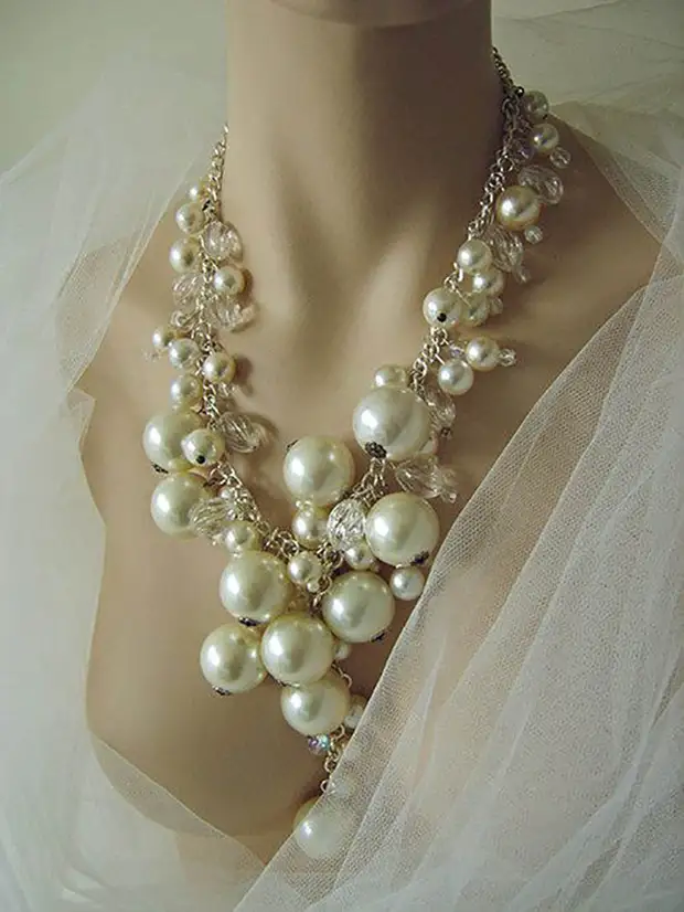 Gražus perlų karoliai