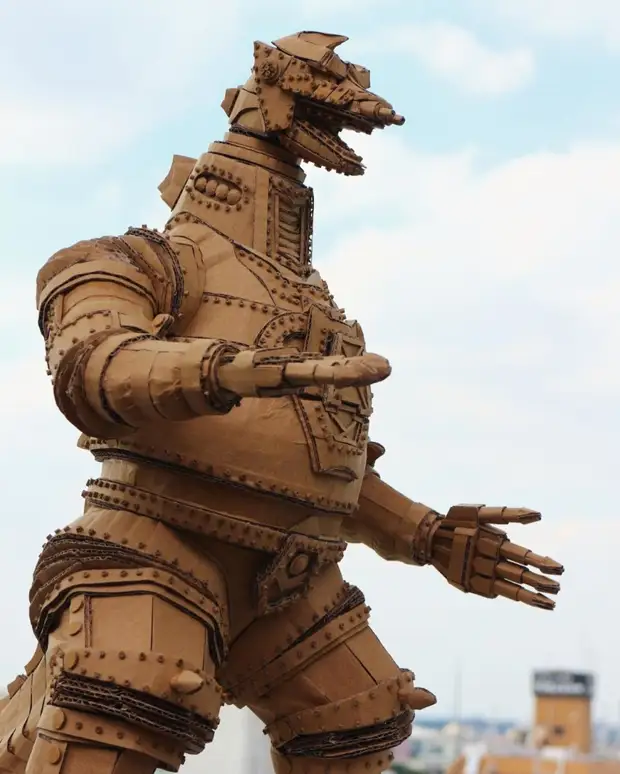 La fille tourne de vieilles boîtes en carton dans des chars, de la nourriture et d'autres sculptures de sculptures incroyables, des boîtes en carton