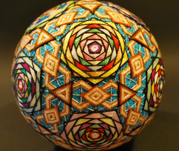 Temari - Broderi av fargerike mønstre på de gjengede ballene. Sjeldne needlework.