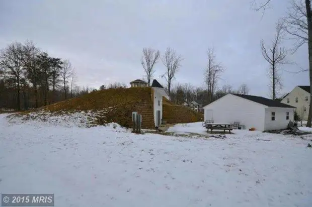 Det ligner et almindeligt hus. Men det er værd at se på det fra siden, straks åbne munden fra det talte!