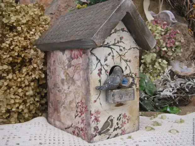 მომხიბლავი birdhouse ქვეყნის სტილში ხის და ბეტონის.