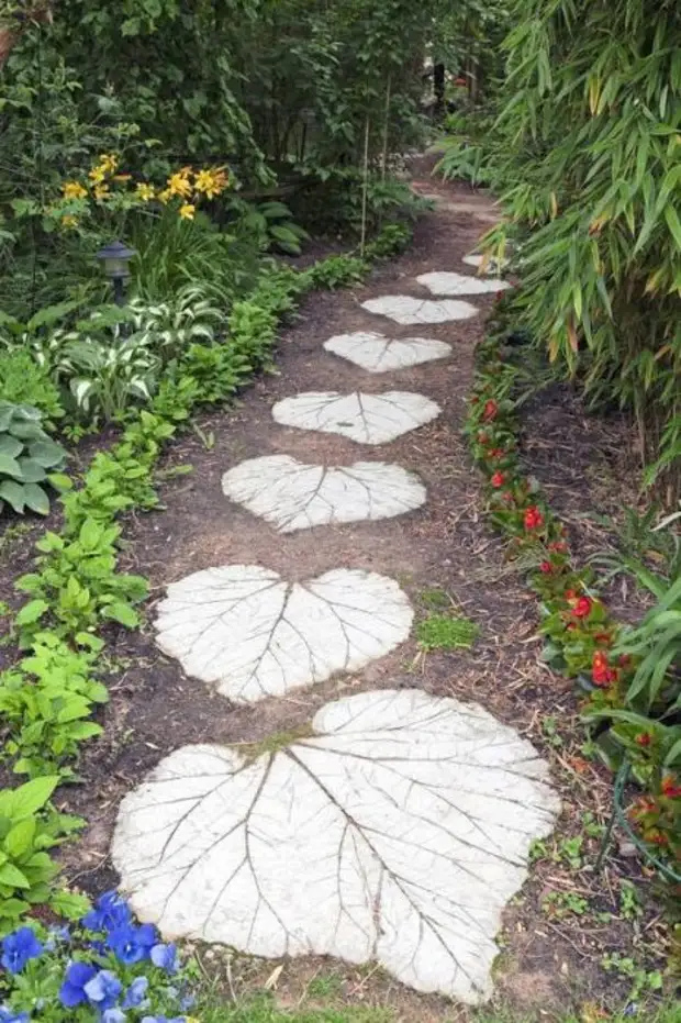 Garden lag úr stórum steinsteypu laufum á yfirráðasvæði landsins.