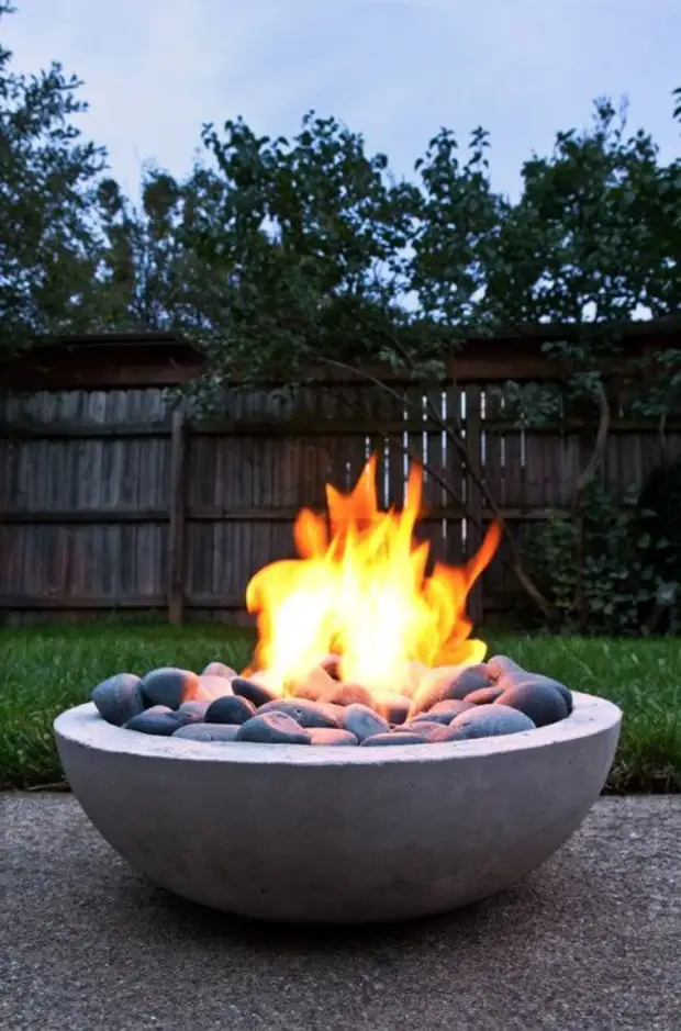 Simple, but very original idea of ​​creating a focus of a solid concrete bowl.