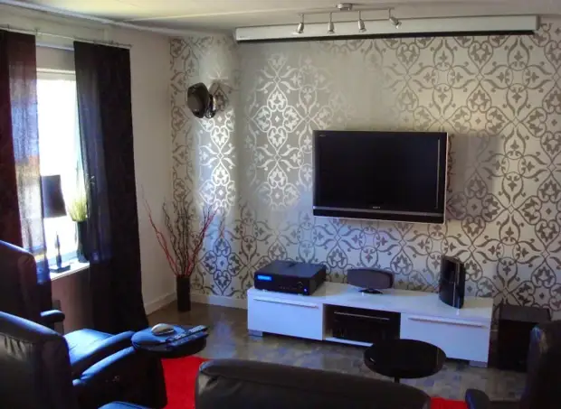 Kamuri yekugara mumhando yeMitemo yeMitemo ine Luxurious Wallpaper mudunhu kuti uone TV.