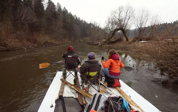 Raftka a kan kogin a kan raft na polystyrene kumfa