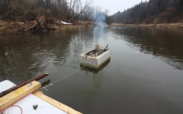 Rafting en el río en la balsa de espuma de poliestireno.