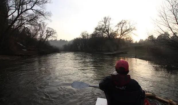 Rafting na řece na voru polystyrenové pěny
