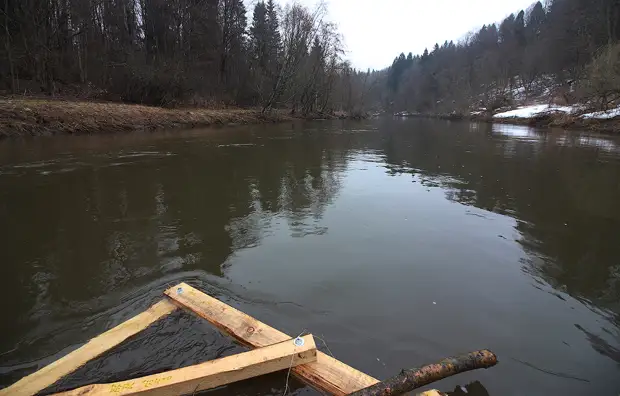 Rafting në lumë në trap të shkumës polistiren