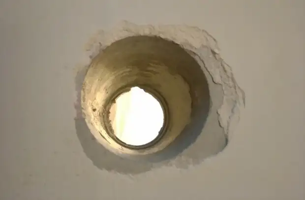 Descobrimos um buraco entre os apartamentos. Suspusage Palo em um vizinho preocupado