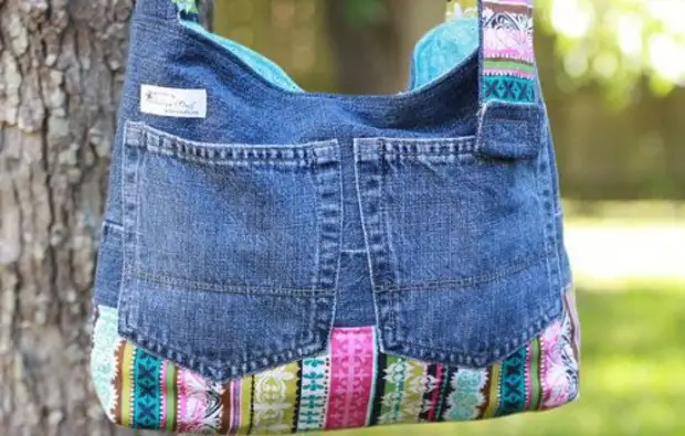 Jeans antigos e bolsa cómoda