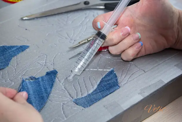 Needlework জন্য একটি denim স্যুটকেস করুন। আমরা Kinusayig কৌশল কাজ