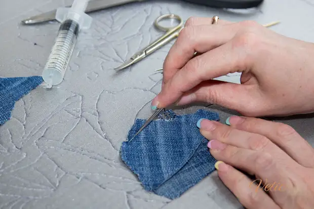 Fai una valigia per il denim per il cucito. Lavoriamo nella tecnica Kinusayig