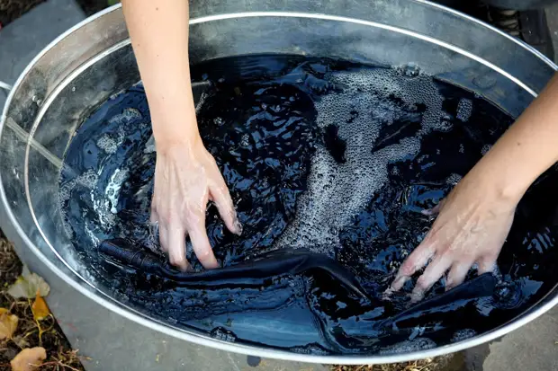 Kako umivati ​​črne stvari brez razvez
