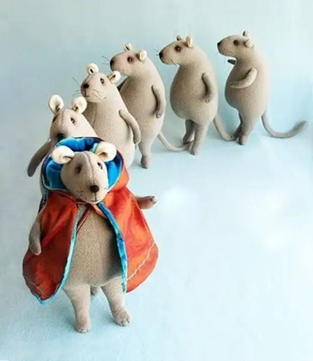 We sew toys: cats, mice (very simple)
