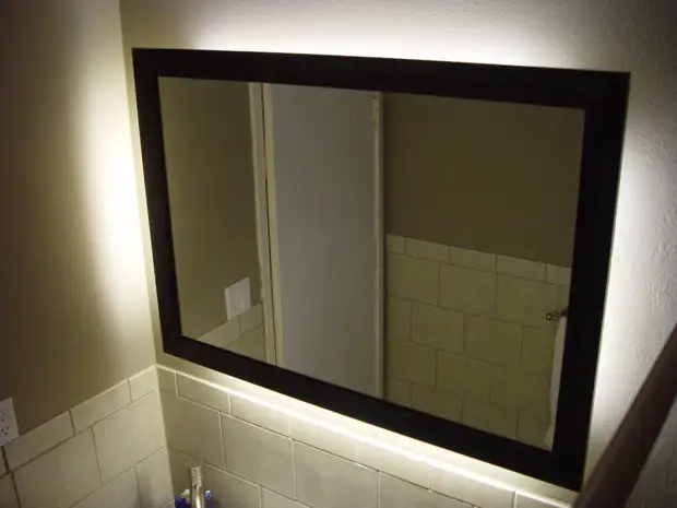 Cermin dengan backlit.