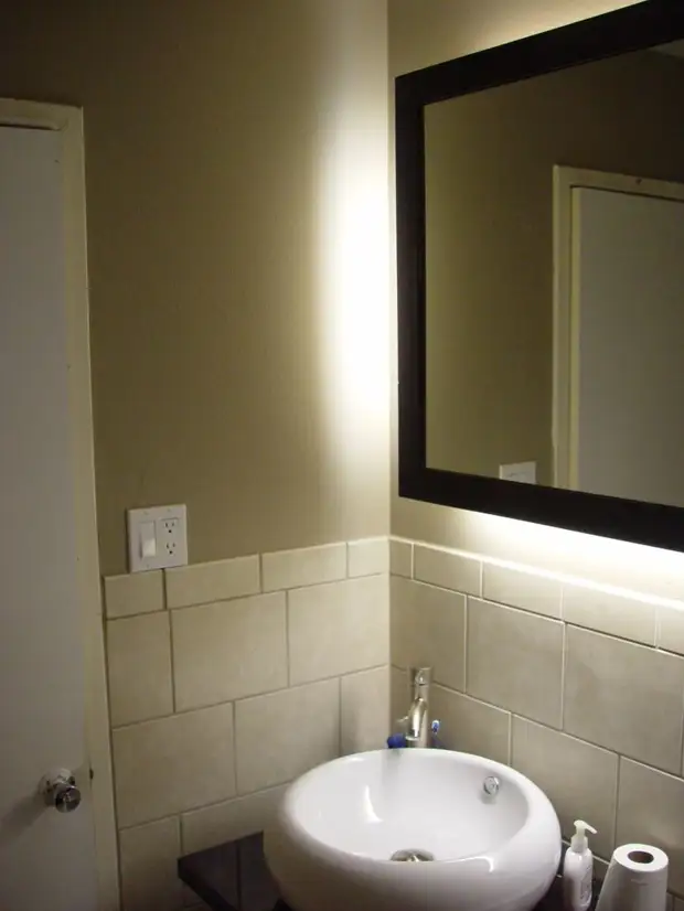 Cermin menyala di kamar mandi