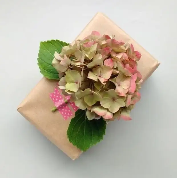 Embalaje de regalo con flores.