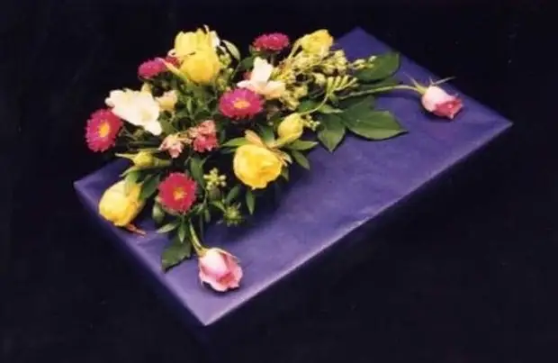 Geschenkverpakking met bloemen