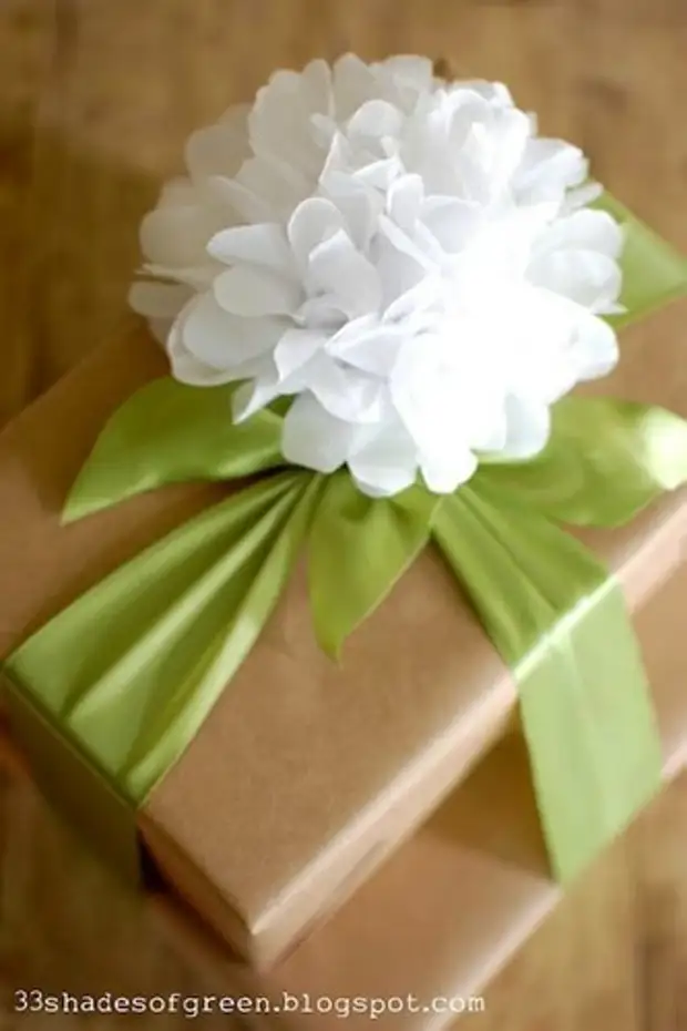 Embalaje de regalo con flores.