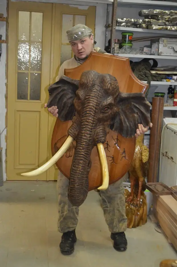 Слон. Направени от верижни триони Александър IVCHENKO, тризайсет, скулптурна верижна верижка, верижен слон, слон от дъб