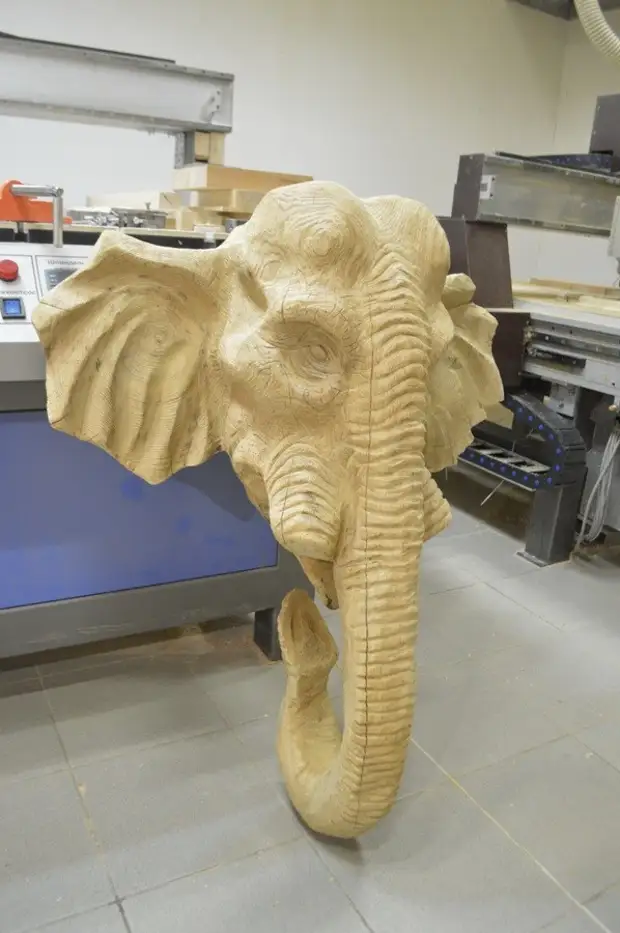 Elefant. Hergestellt von Chainsaw Alexander Ivchenko, Kettensäge, Skulpturkettensäge, Elefantenkettensäge, Elefant der Eiche