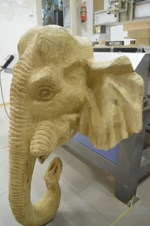 Slon. Napravljena od strane motornih pila Alexander Ivchenko, motorna testera, motorna pila za skulpture, motorna pila na slonu, slon Hrast