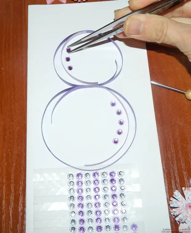 Esta clase magistral detallada con una foto y una descripción le dirá cómo hacer una postal el 8 de marzo en una técnica de Quilling. Foto №11