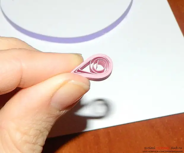 Kini nga detalyado nga master nga klase nga adunay usa ka litrato ug paghulagway isulti kanimo kung unsaon paghimo usa ka postkard sa Marso 8 sa Quilling Technique .. Photo №5