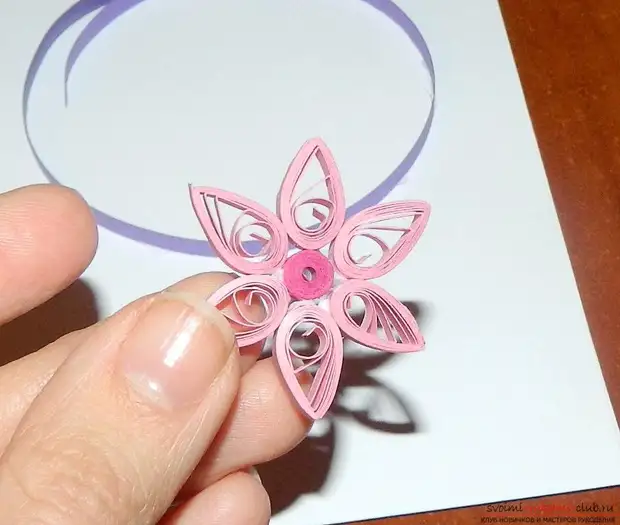 Esta classe master detalhada com uma foto e descrição vai dizer-lhe como fazer um cartão postal em 8 de março na técnica de quilling .. Foto №6