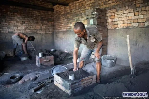 Produksi panci dengan tangan mereka sendiri di Madagaskar (21 foto)