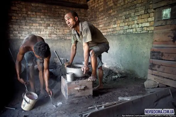 Produksie van 'n kastrol met hul eie hande in Madagaskar (21 foto's)