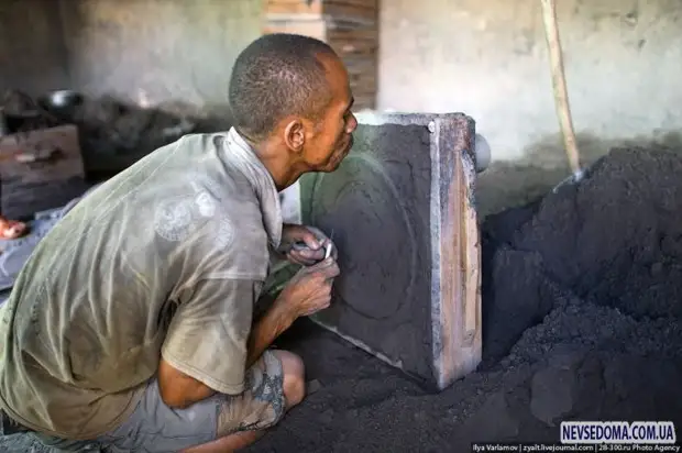 Produksi panci dengan tangan mereka sendiri di Madagaskar (21 foto)