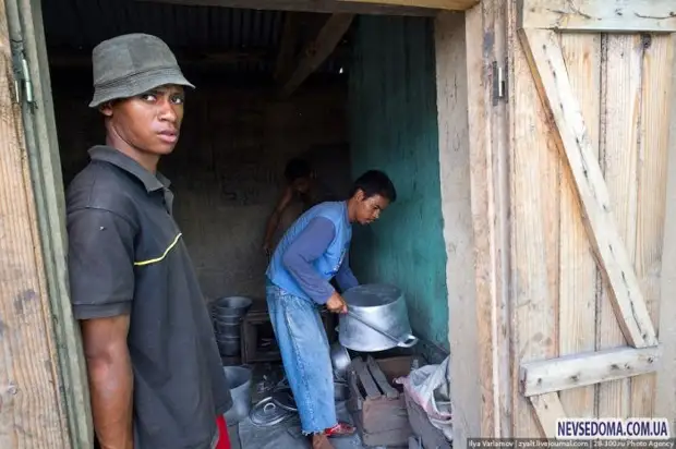 Produksie van 'n kastrol met hul eie hande in Madagaskar (21 foto's)